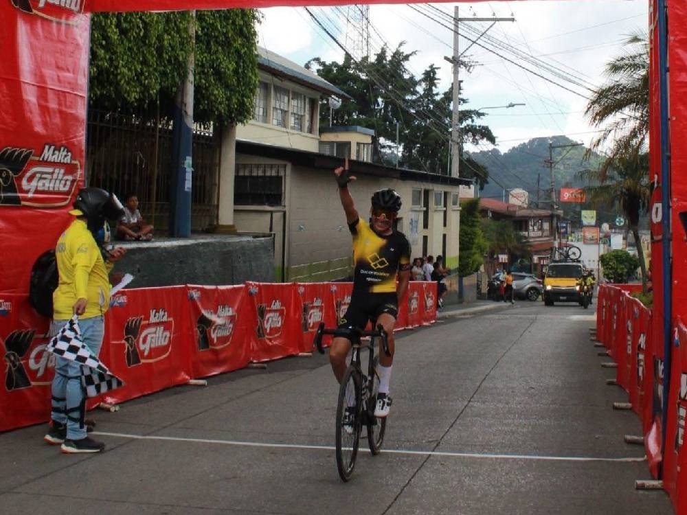 Ciclistas del equipo Decorabaños se llevan la Segunda Clásica Nacional 
