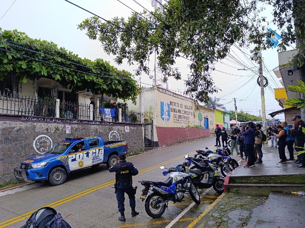 Ciclo escolar 2025: Revisión de mochilas y medidas preventivas contra la violencia en Colomba Costa Cuca 