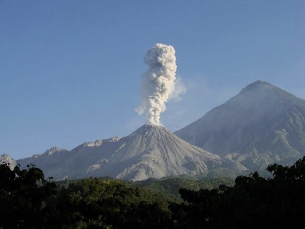 Científicos italianos realizan estudios del comportamiento del volcán Santiaguito