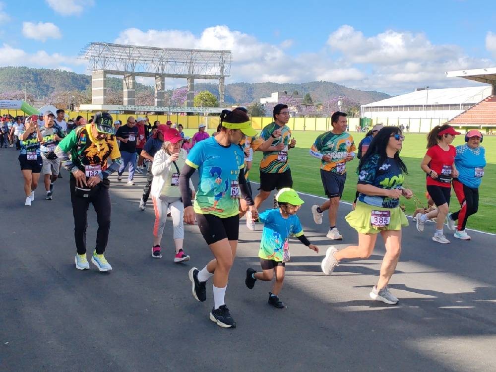 Cientos de atletas corren y caminan por la fe