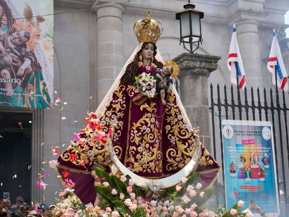 GALERÍA | Cientos de feligreses acompañan a la Virgen del Rosario en su procesión de traslado 