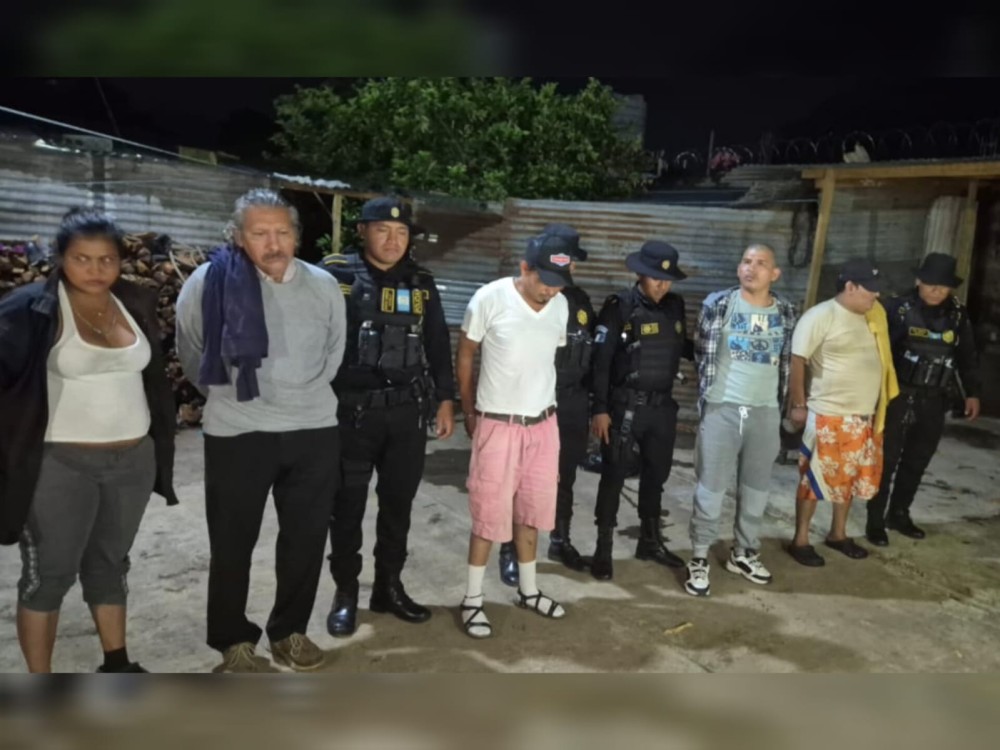 Cinco capturados y la incautación de droga y dinero deja un allanamiento en Mazatenango