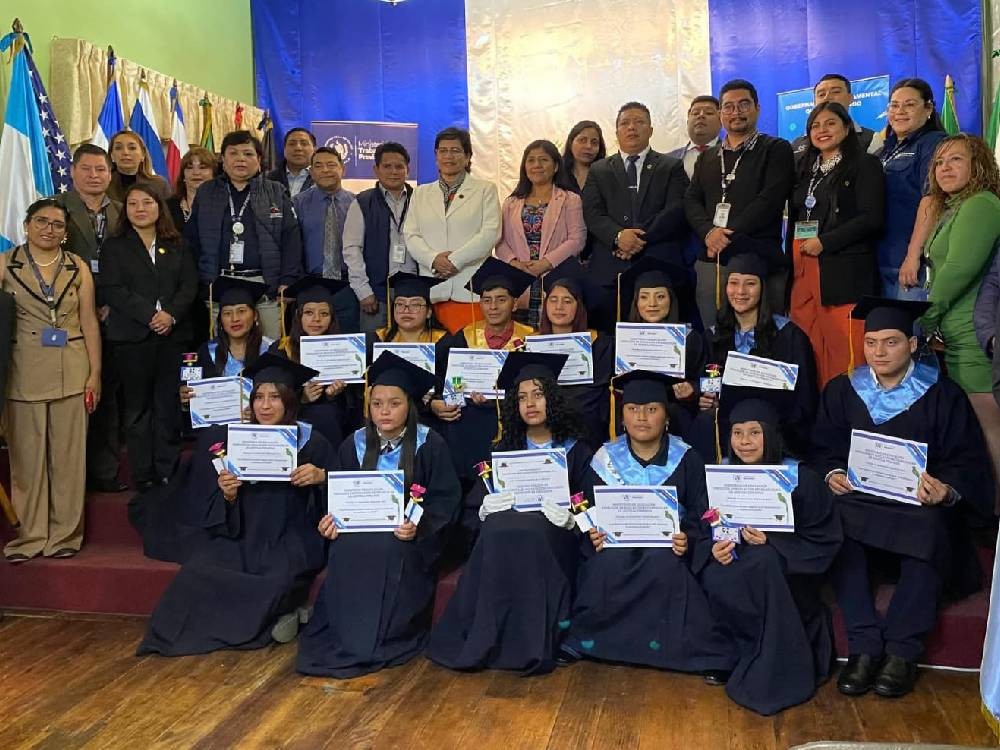 Clausuran ciclo escolar 2025 del Caipeti con 34 adolescentes egresados en Quetzaltenango