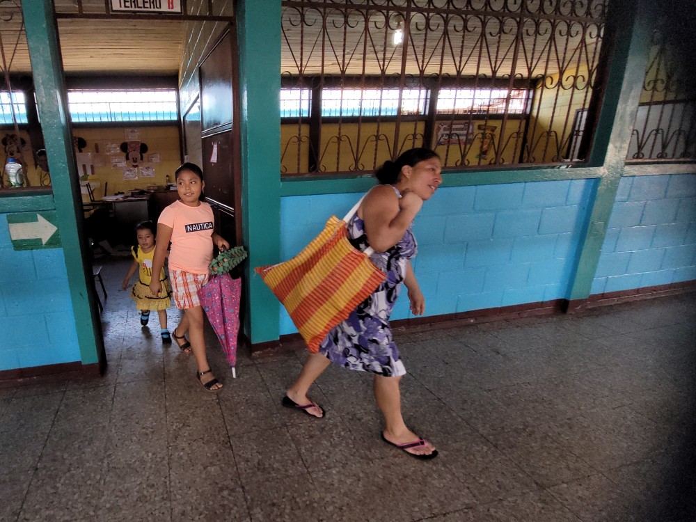 Coatepeque: entregan segundo desembolso de la refacción escolar