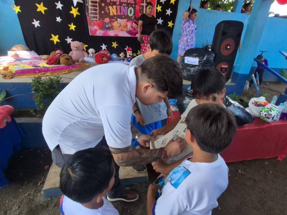 Coatepeque FC lleva alegría a niños de Santa María El Naranjo