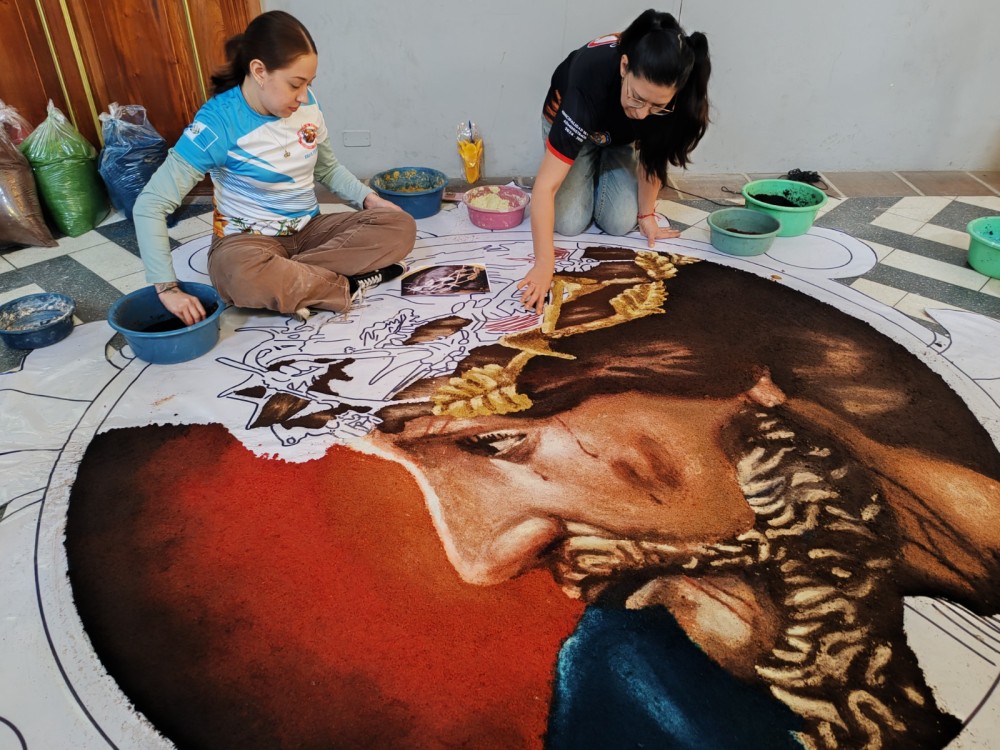 Colectivo elabora alfombras en interior de la Catedral de Huehuetenango