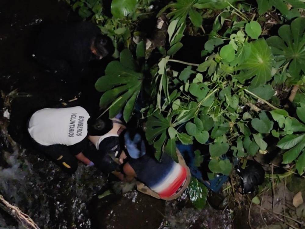 Colisión de motocicletas deja dos heridos; uno de los conductores cayó a un río de 8 metros de profundidad