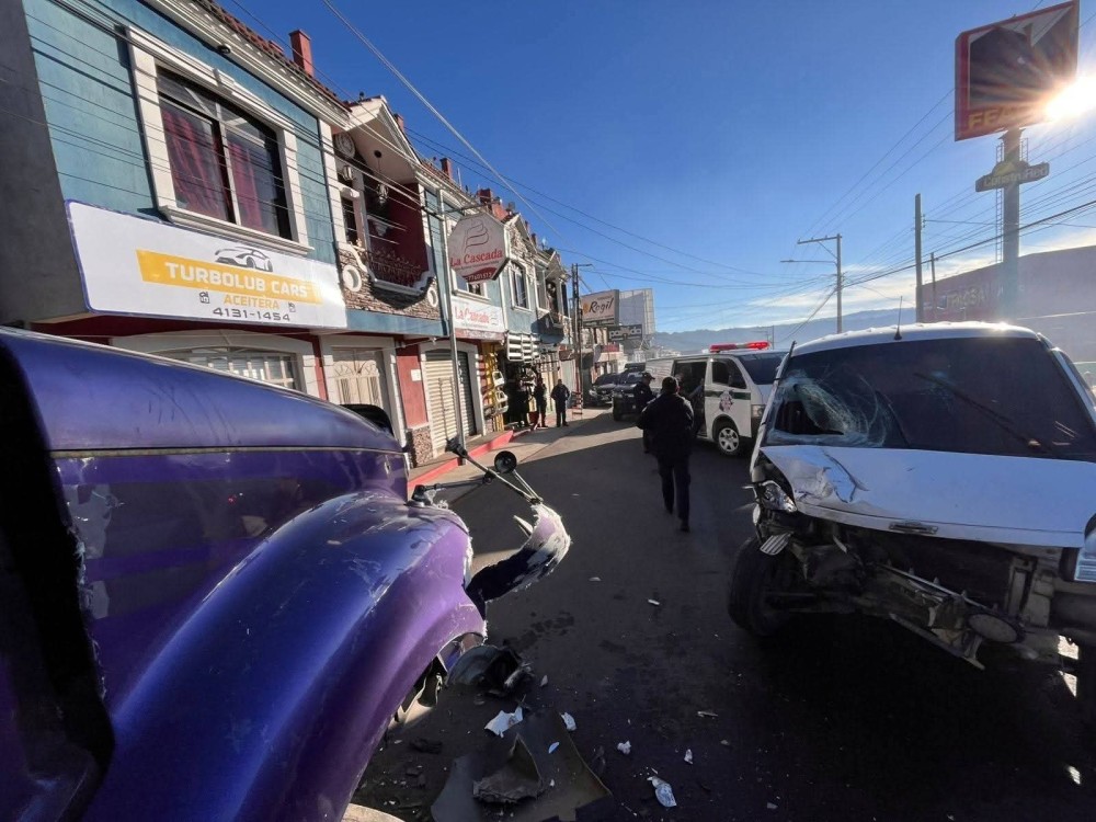 Colisión frontal entre un tráiler y una panel deja un herido
