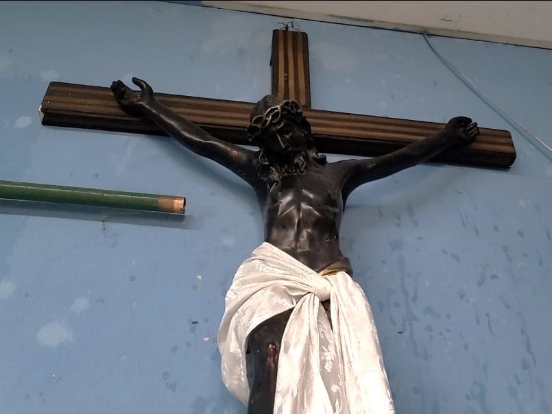 Colocan imagen del "Cristo de Covid" en la emergencia del Hospital de Coatepeque