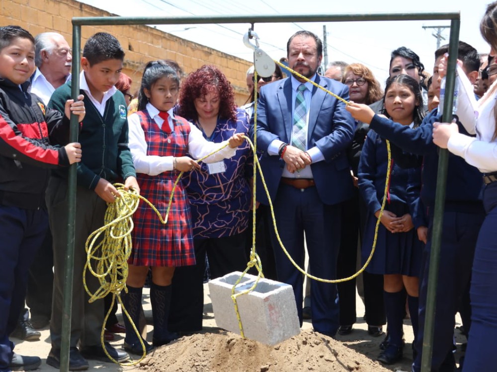 Colocan primera piedra de proyectos educativos en Quetzaltenango