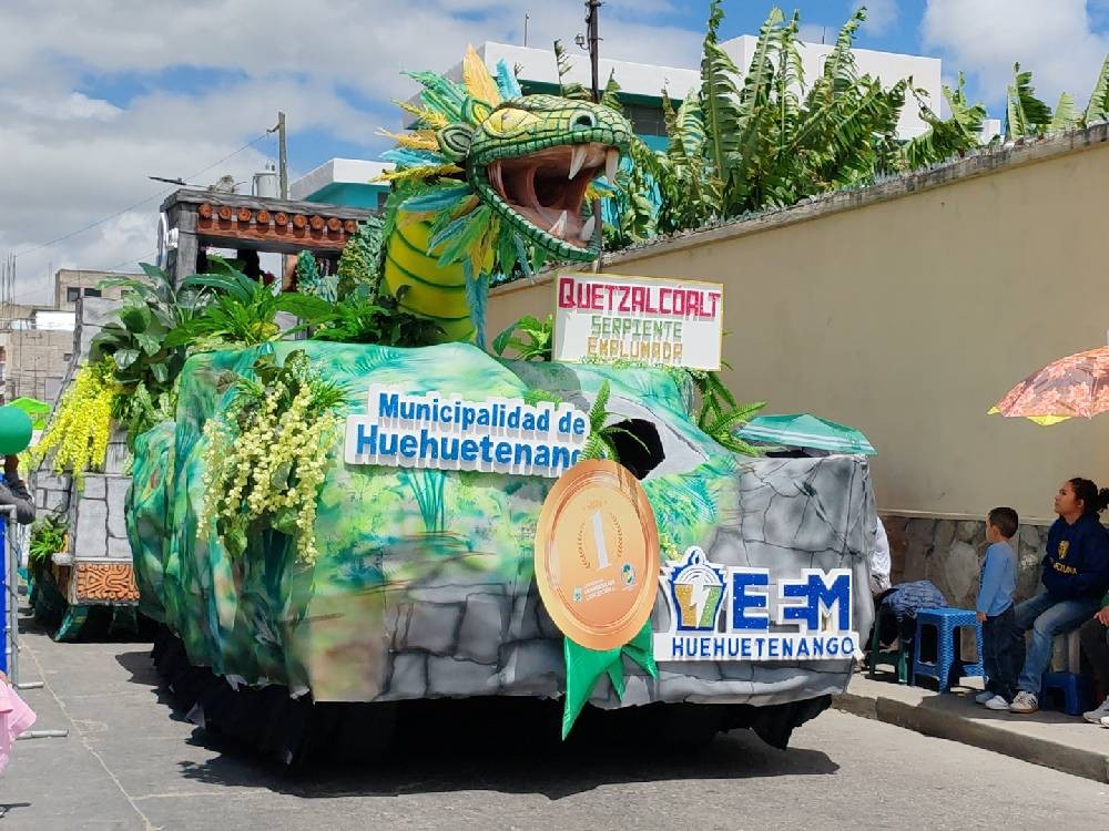 GALERÍA | Coloridas carrozas cierran desfiles por las Fiestas Julias