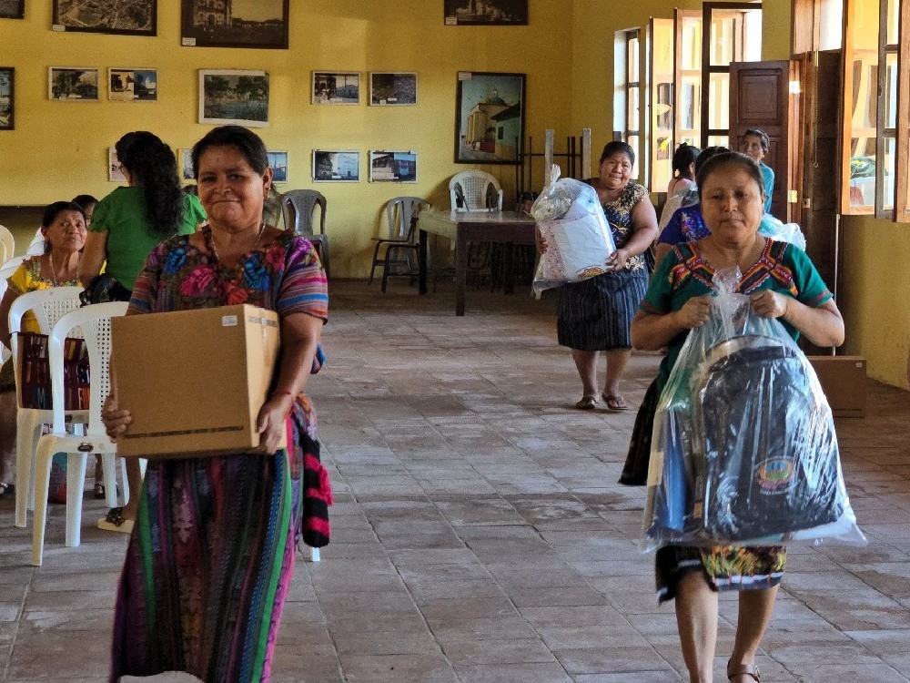 Comadronas de Suchitepéquez son beneficiadas con kits para atender partos