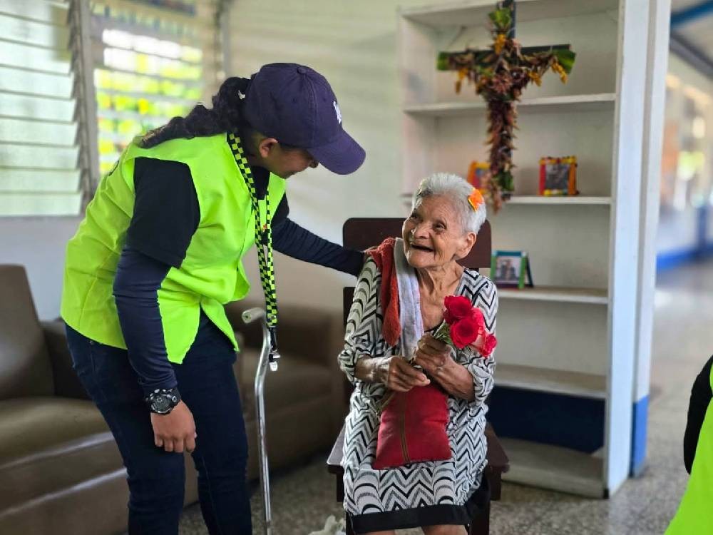 Comparten rosas con mamás coatepecanas para celebrar el Día de la Madre