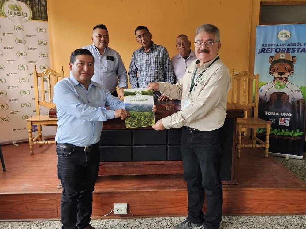 Comuna e Inab firman convenio para acercar servicios forestales a la población 