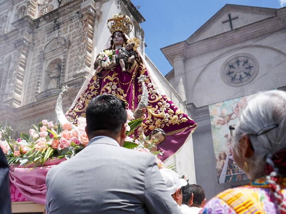 Con ofrendas florales, feligreses celebran este fin de semana a la Virgen del Rosario 