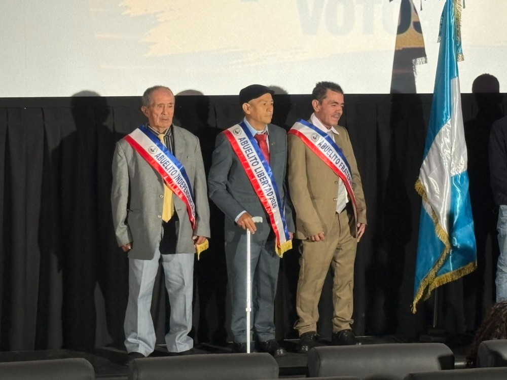 Condecoran a abuelitos por el mes de la Independencia 