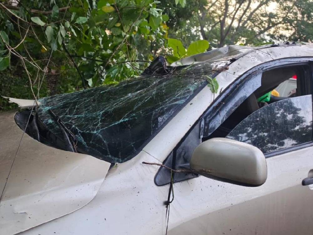 Conductor de vehículo resulta herido tras volcar 