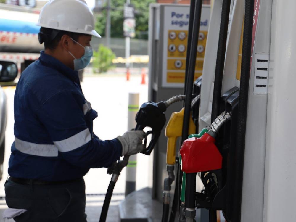 Confirman abastecimiento de combustibles en el país, aunque advierten posible alza