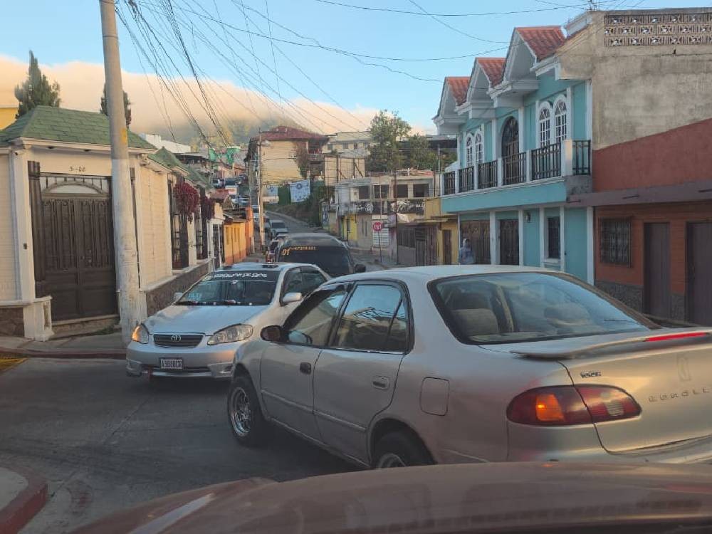 Congestionamiento vial marca inicio del ciclo escolar en centros educativos privados en San Marcos