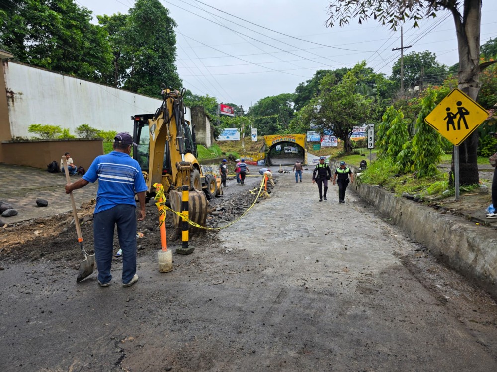 Continúan trabajos de reparación de tramo carretero ruta de Mazatenango a San Francisco Zapotitlán
