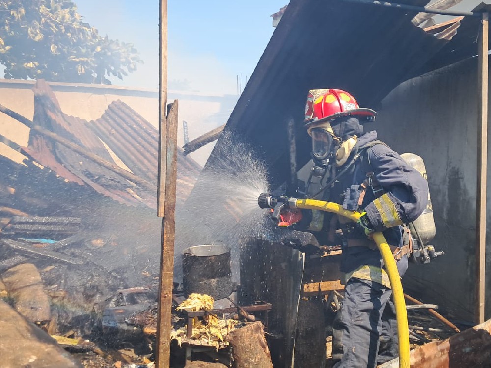 Controlan incendio declarado en vivienda en Cantón Las Delicias, Colomba Costa Cuca