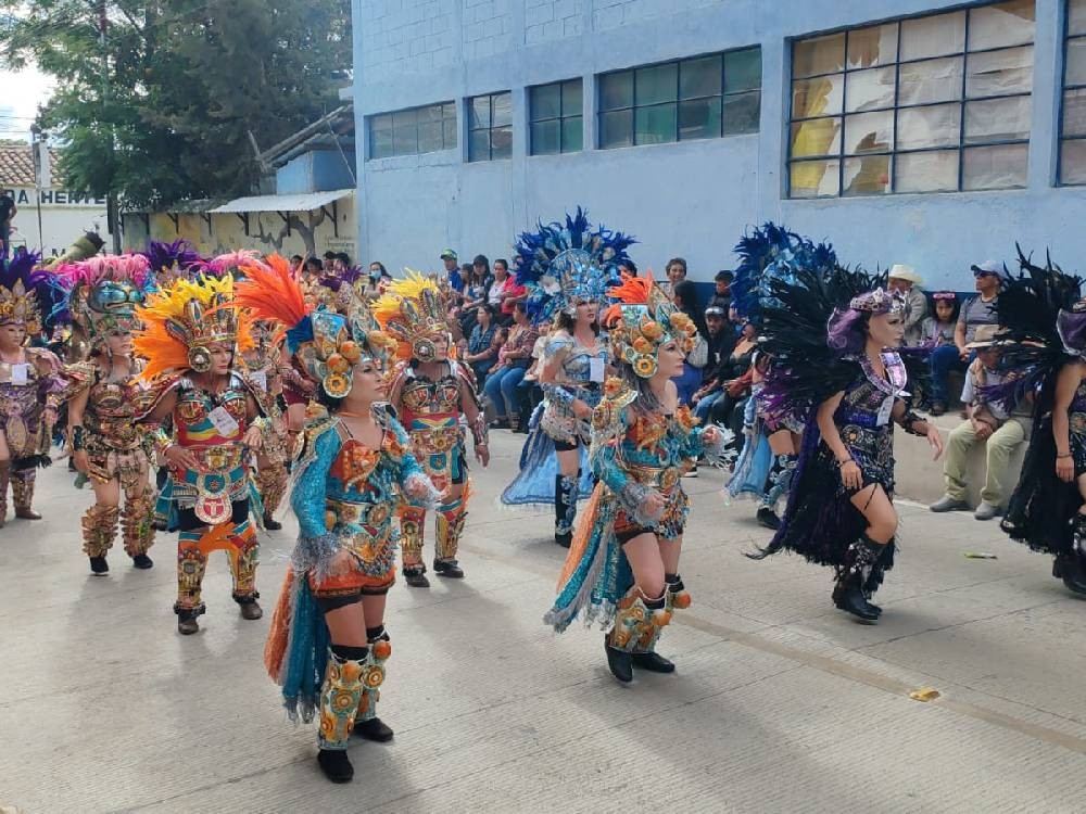 Convite femenino baila en honor a la Natividad de la Virgen