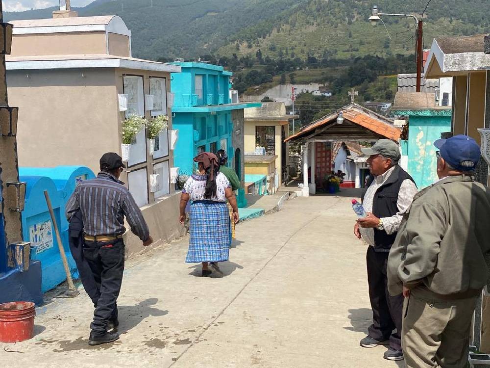 Coordinan seguridad, mejoramiento de iluminación y regulación vehicular en el Cementerio de Olintepeque por el Día de los Santos 