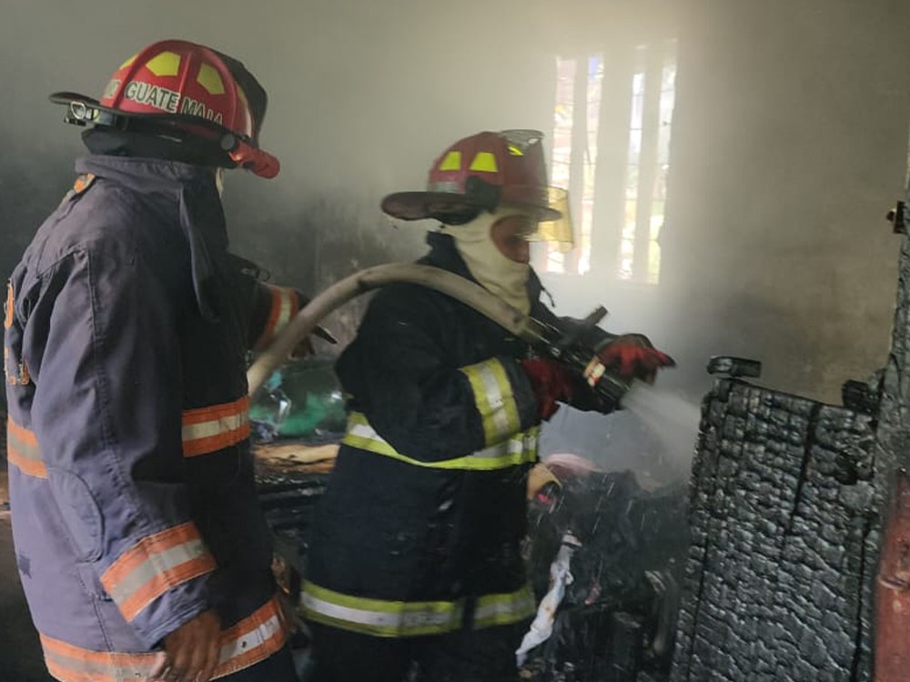 Corto circuito genera incendio en vivienda 