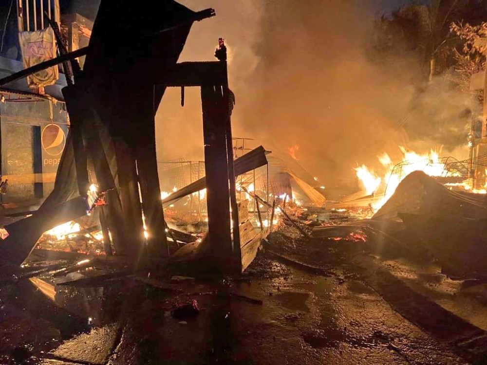 Cortocircuito originó incendio que consumió locales en mercado 