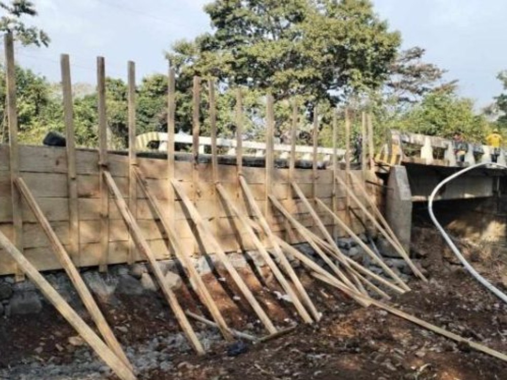 Covial refuerza puente Cantel para prevenir socavamientos en época de lluvia