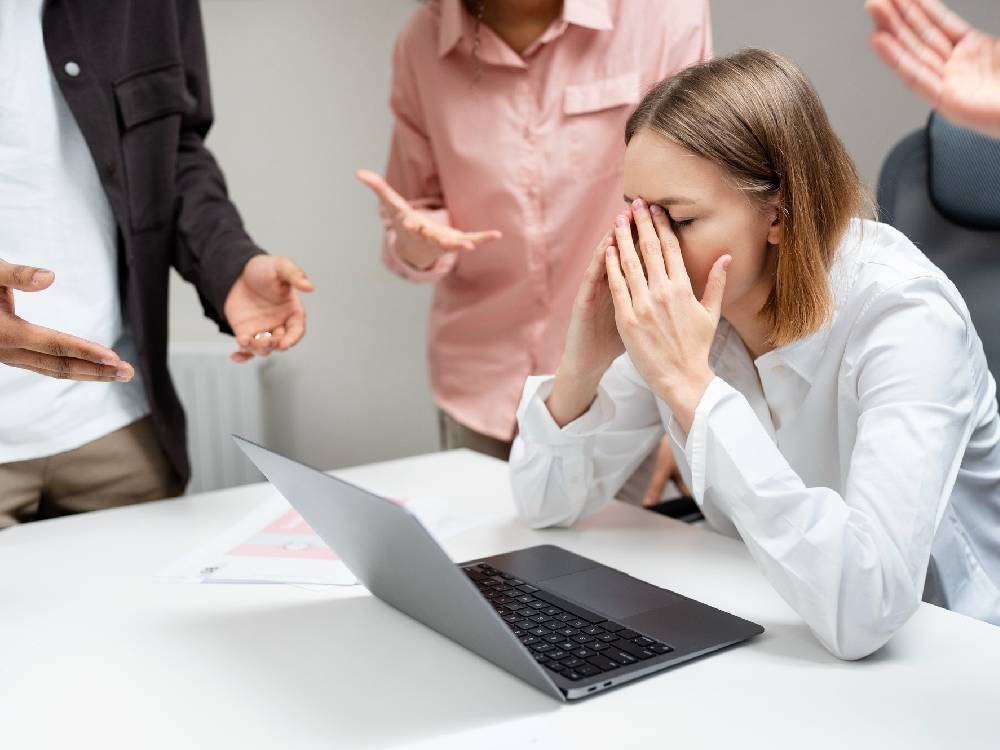 Cuando el trabajo duele: El costo invisible de sobrevivir al acoso laboral (MOBBING)