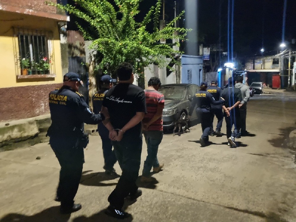 Cuatro hombres señalados del robo de un furgón son capturados