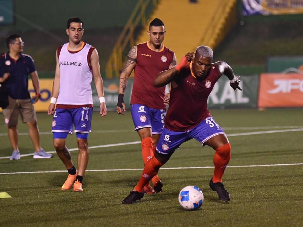 Cummings señala insultos por parte del árbitro Orlando Alvarado 