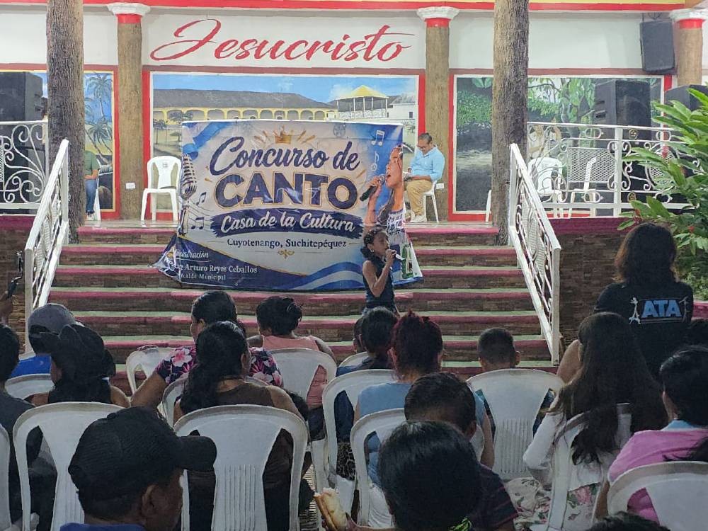 Cuyotenango celebra el talento local con un exitoso concurso de canto en el Parque Central