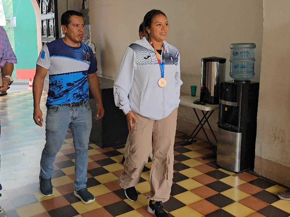 Dan la bienvenida a atleta Mazateca ganadora de medalla de bronce en los juegos bolivarianos 2024