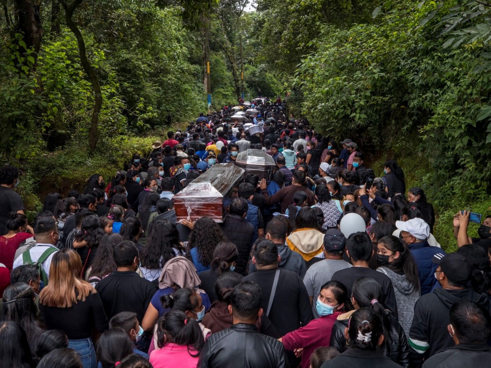 Dan último adiós a 12 personas que murieron durante incendio en Milpas Altas, Sacatepéquez 