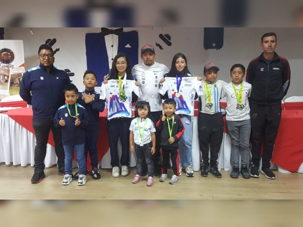 Dan recibimiento a ciclistas campeones centroamericanos de Ciclismo