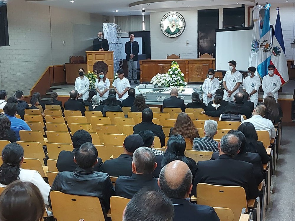 Dan último adiós a docente universitario 