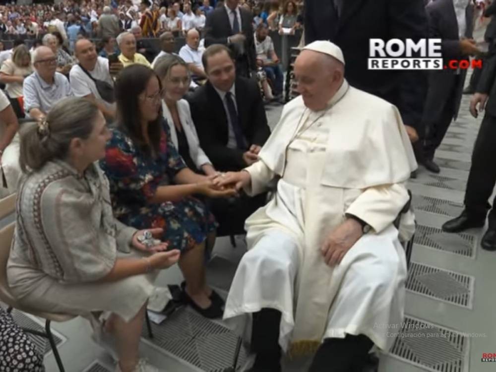 De París al Vaticano: medalla de oro obtenida por Adriana Ruano es bendecida por el papa Francisco