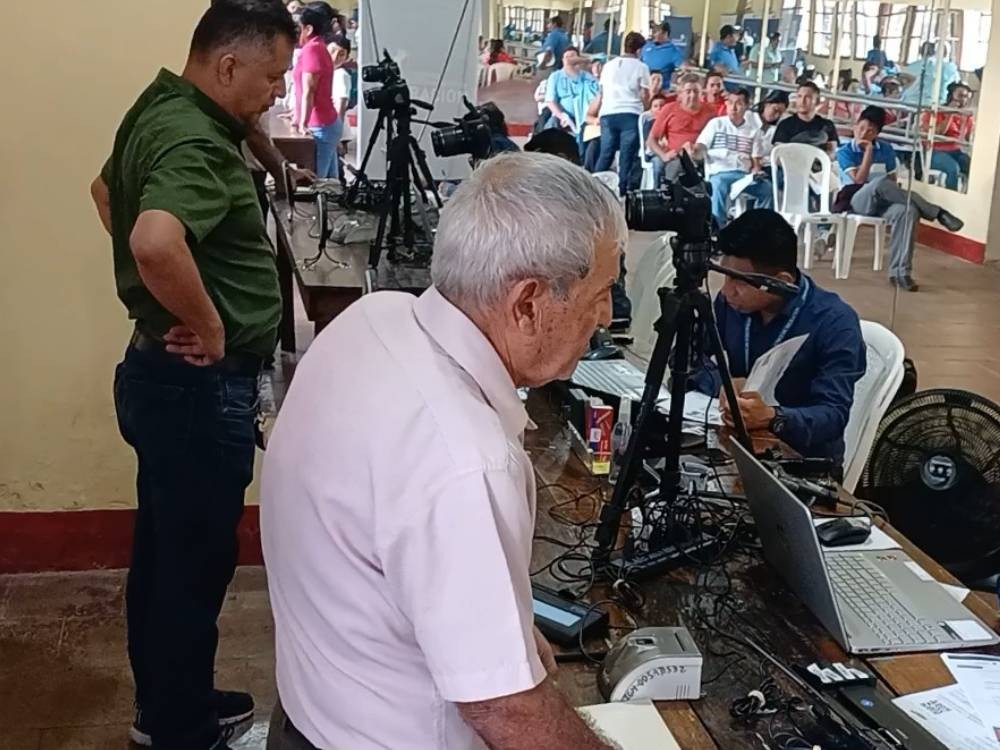 Decenas de personas asisten al primer día de jornada de trámite de pasaporte en Mazatenango
