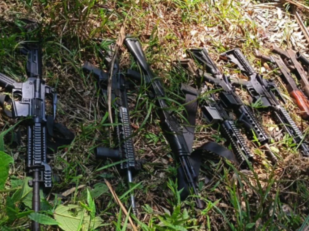 Decomisan 12 fusiles de alto calibre durante operativo en Las Cruces, Petén