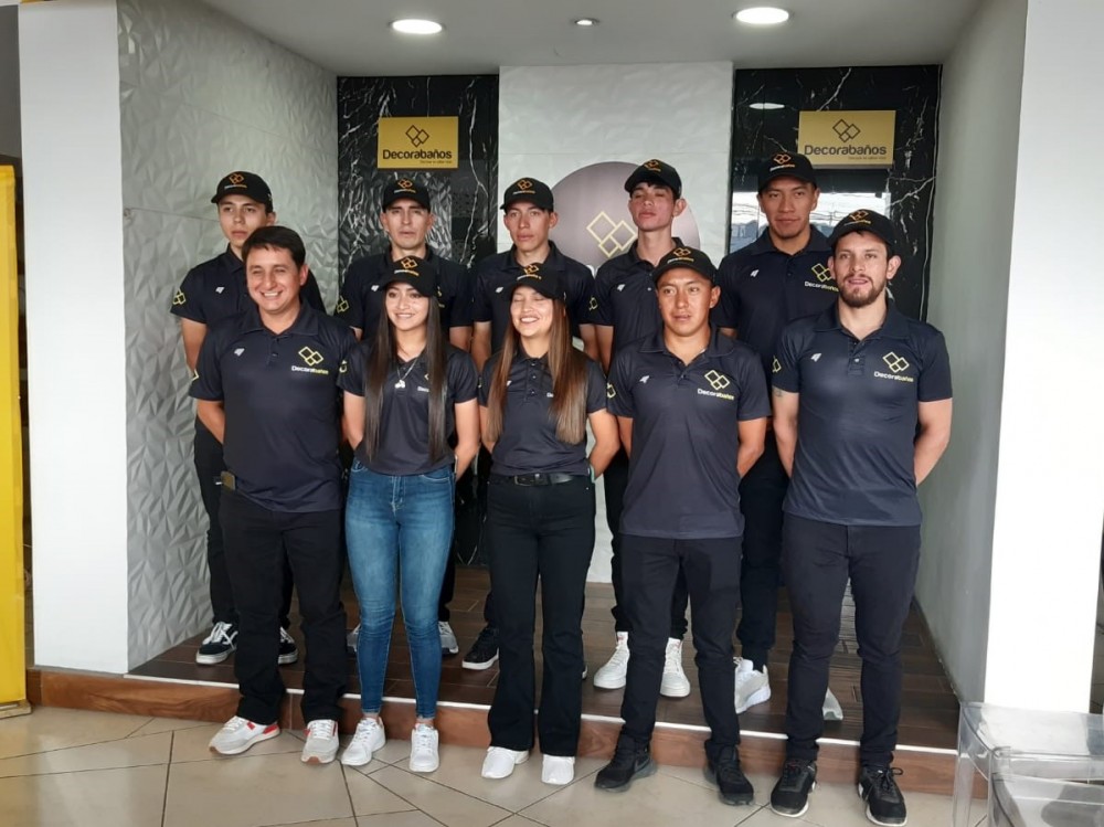 Decorabaños presenta su equipo para 2024 con la integración de dos ciclistas en la rama femenina 