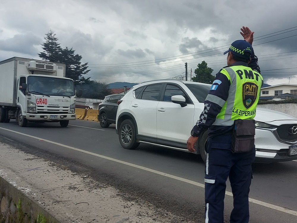 Definen solución temporal para reducir alta carga vehicular en ingreso a Xela 