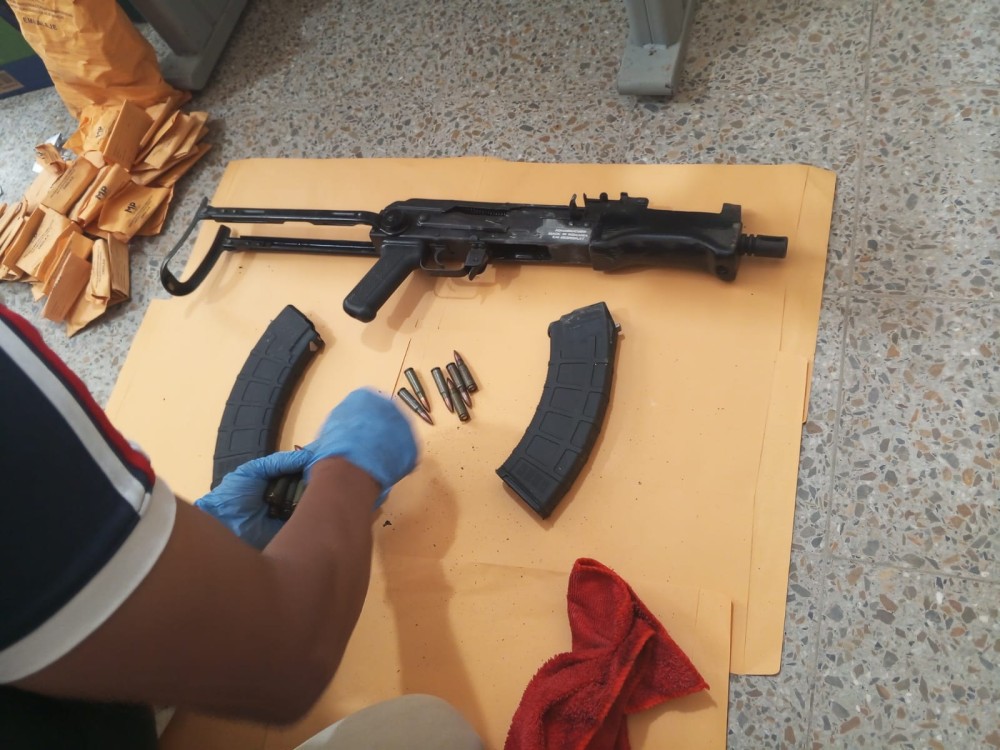 Desconocidos abandonan armas y equipo 