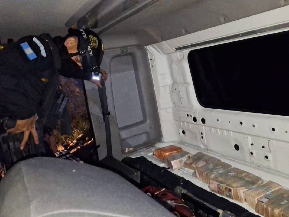Descubren más de Q1 millón 400 mil ocultos en compartimientos de un camión