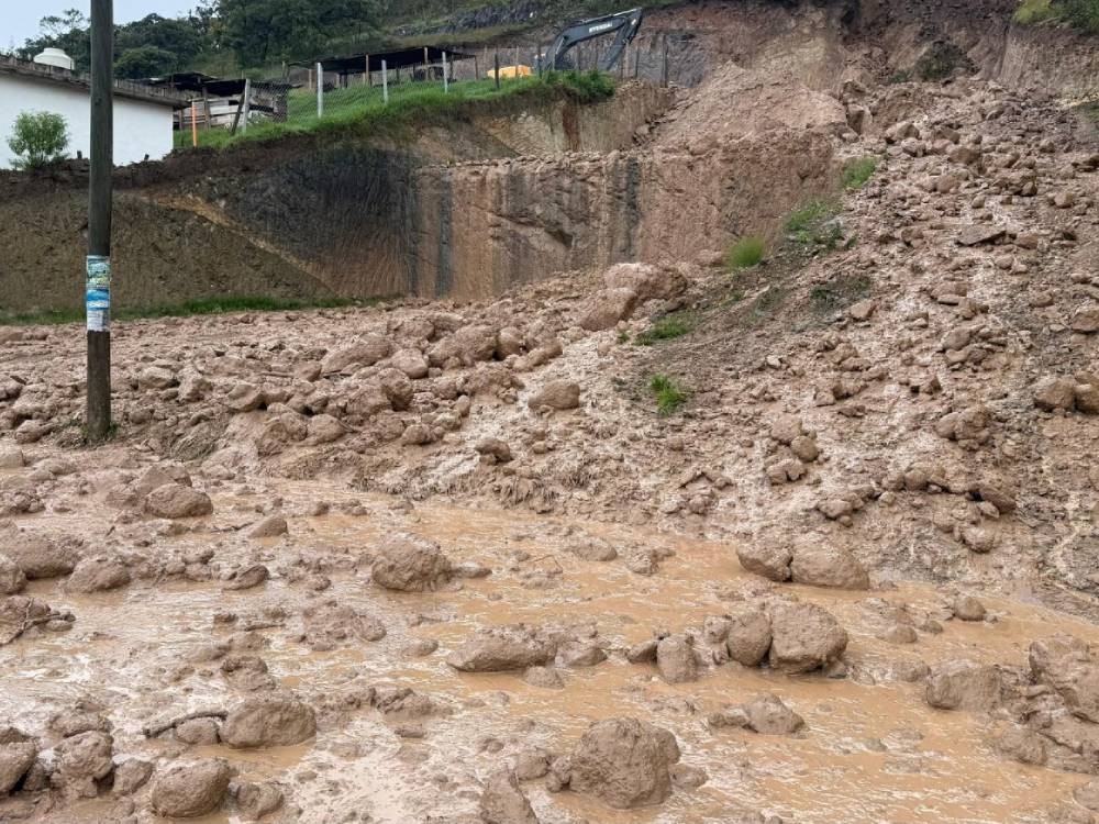 Deslizamiento bloquea paso en aldea Ojechejel, Huehuetenango