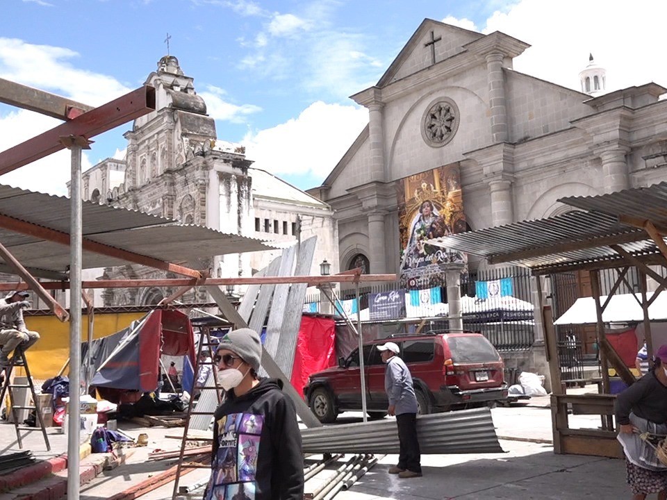 Después de dos fines de semana sin ventas, vuelve feria patronal al Parque Central de Xela 