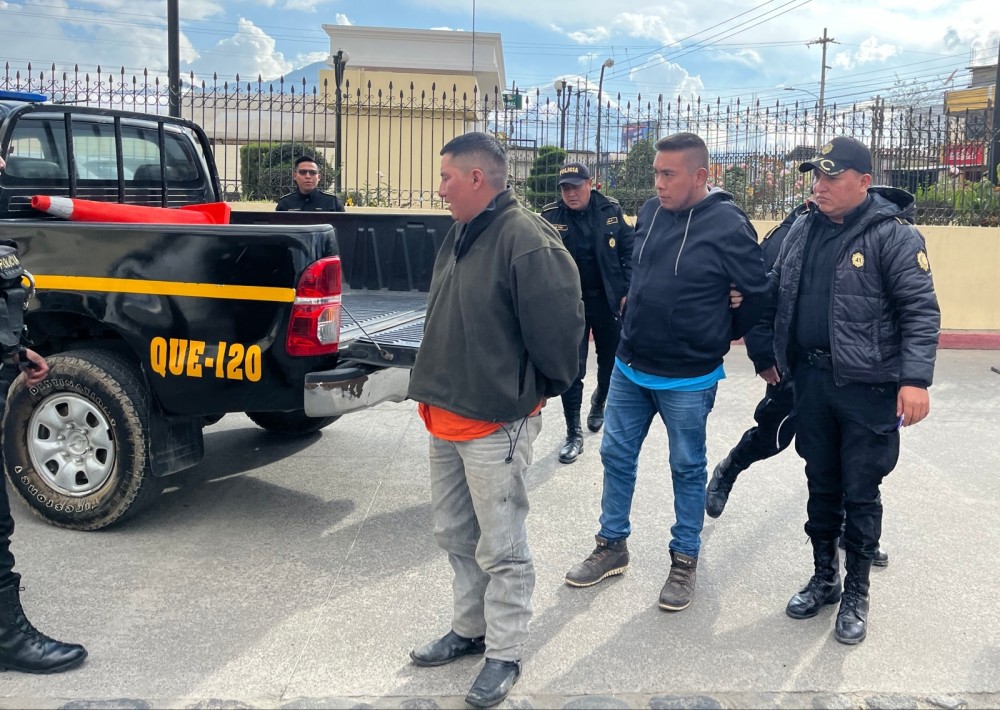 Detenidos que conducían carro robado llevaban más placas de vehículos 