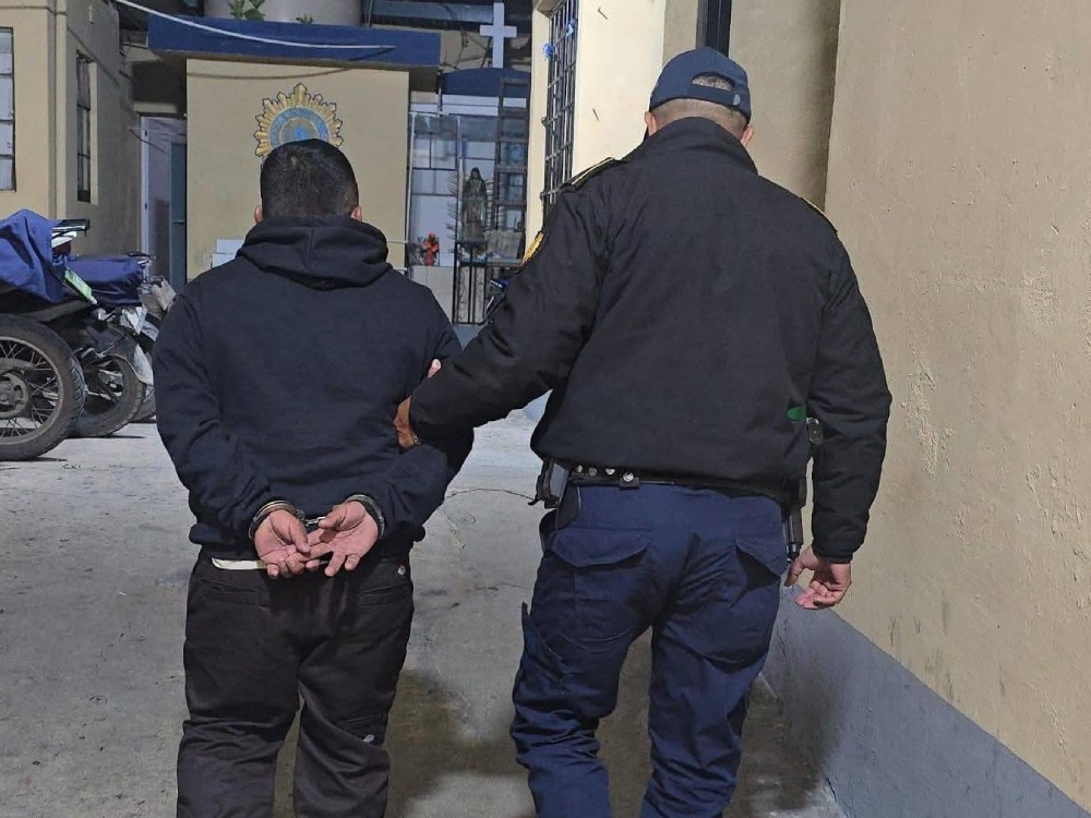 Detienen a joven acusado de robo en una boutique de Huehuetenango