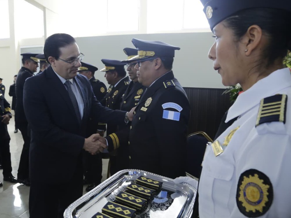 Diez oficiales ascienden al grado de comisario general de la PNC